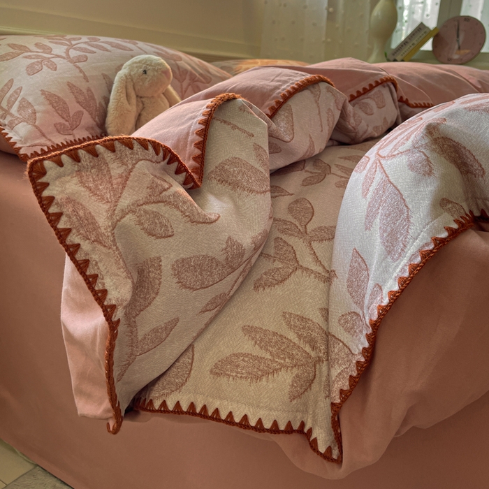 91家纺网 家纺一手货源 找家纺 如一 2025新款加厚全棉磨毛三角针四件套 叶语-粉