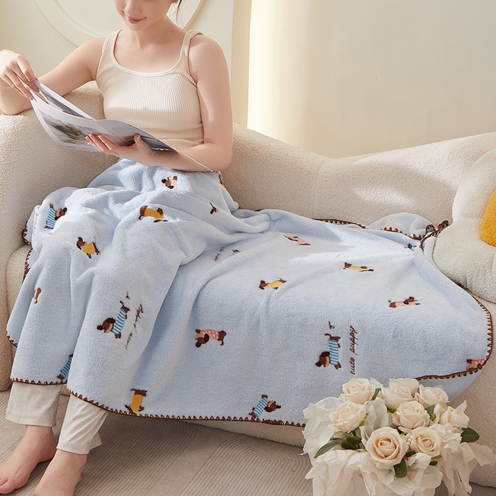 91家纺网 家纺一手货源 找家纺 楼兰公主 2025秋冬新款云朵绒披肩毯毛毯毯子多功能盖毯 腊肠狗