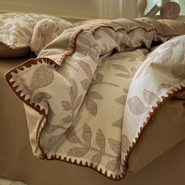 91家纺网 家纺一手货源 找家纺 如一 2025新款加厚全棉磨毛三角针四件套 叶语-咖