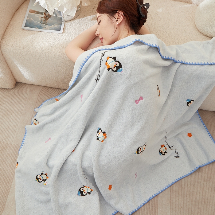 91家纺网 家纺一手货源 找家纺 楼兰公主 2025秋冬新款云朵绒披肩毯毛毯毯子多功能盖毯 小企鹅