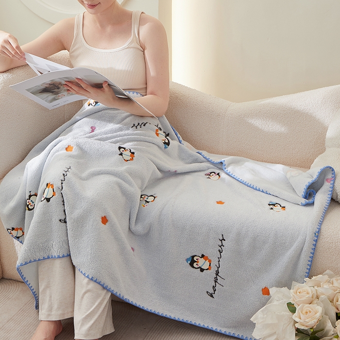 91家纺网 家纺一手货源 找家纺 楼兰公主 2025秋冬新款云朵绒披肩毯毛毯毯子多功能盖毯 小企鹅