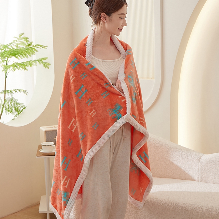 91家纺网 家纺一手货源 找家纺 楼兰公主 2025秋冬新款潮牌披肩毯毛毯毯子多功能盖毯 字母骑士