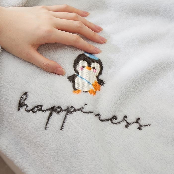 91家纺网 家纺一手货源 找家纺 楼兰公主 2025秋冬新款云朵绒披肩毯毛毯毯子多功能盖毯 小企鹅