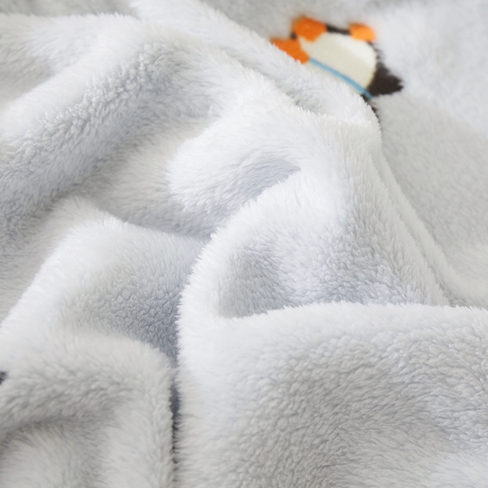 91家纺网 家纺一手货源 找家纺 楼兰公主 2025秋冬新款云朵绒披肩毯毛毯毯子多功能盖毯 小企鹅