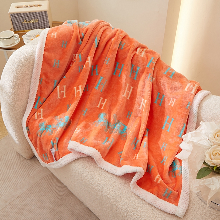 91家纺网 家纺一手货源 找家纺 楼兰公主 2025秋冬新款潮牌披肩毯毛毯毯子多功能盖毯 字母骑士