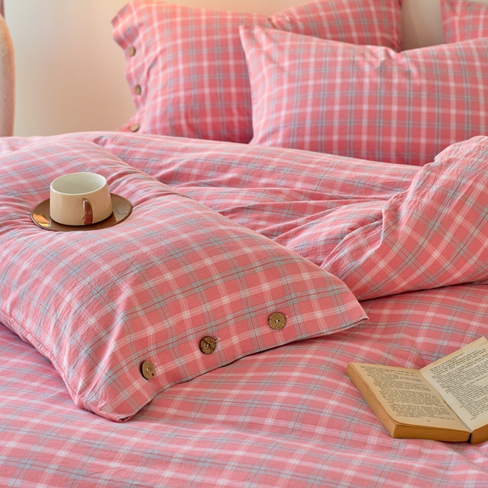 91家纺网 家纺一手货源 找家纺 贝尔 PELLHOME 全棉纽扣色织水洗棉格子四件套（可抖音代发） 梦田-粉