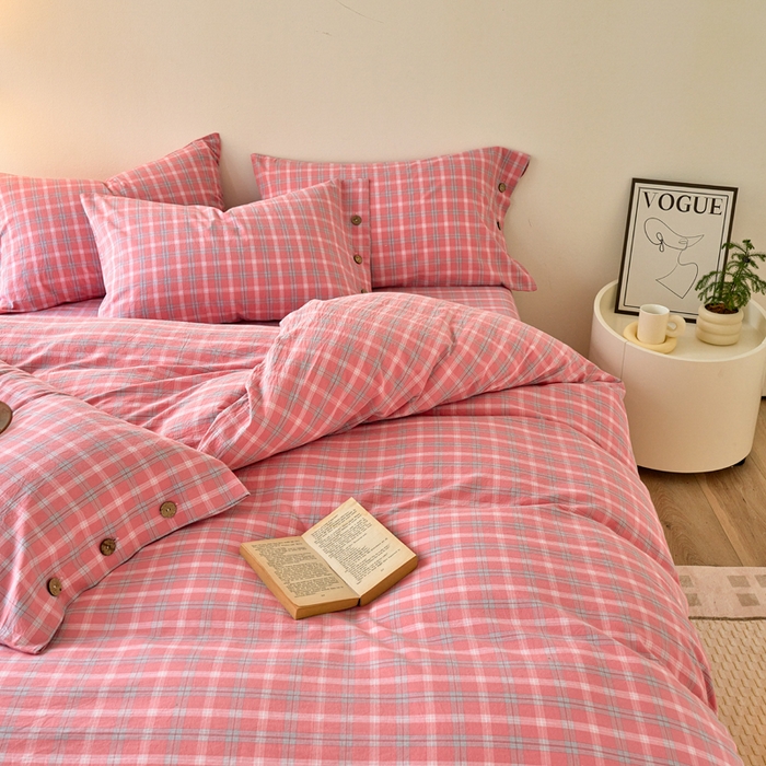 91家纺网 家纺一手货源 找家纺 贝尔 PELLHOME 全棉纽扣色织水洗棉格子四件套（可抖音代发） 梦田-粉