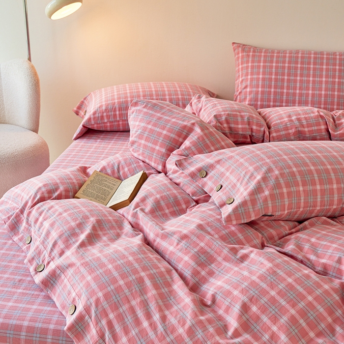 91家纺网 家纺一手货源 找家纺 贝尔 PELLHOME 全棉纽扣色织水洗棉格子四件套（可抖音代发） 梦田-粉