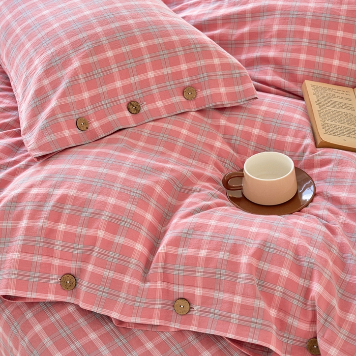 91家纺网 家纺一手货源 找家纺 贝尔 PELLHOME 全棉纽扣色织水洗棉格子四件套（可抖音代发） 梦田-粉