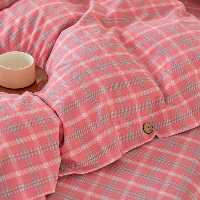 91家纺网 家纺一手货源 找家纺 贝尔 PELLHOME 全棉纽扣色织水洗棉格子四件套（可抖音代发） 梦田-粉