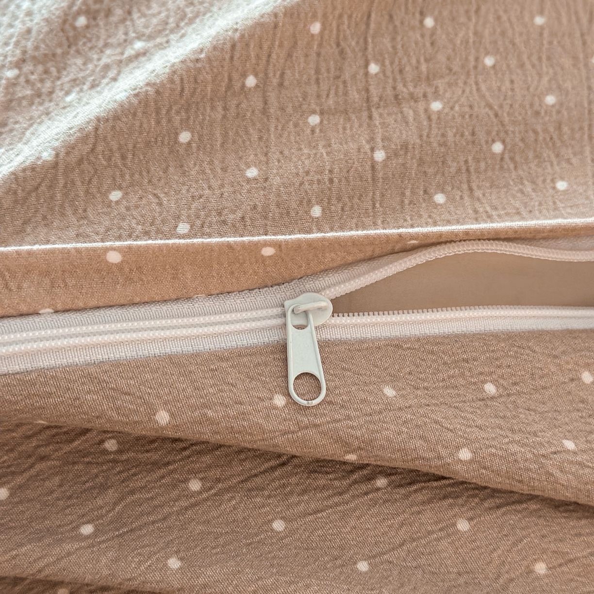 91家纺网 家纺一手货源 找家纺 遇见家居生活馆 2025新款亚麻双层纱四件套-叶知秋（小号108 标准128，加大138） 叶知秋-卡其