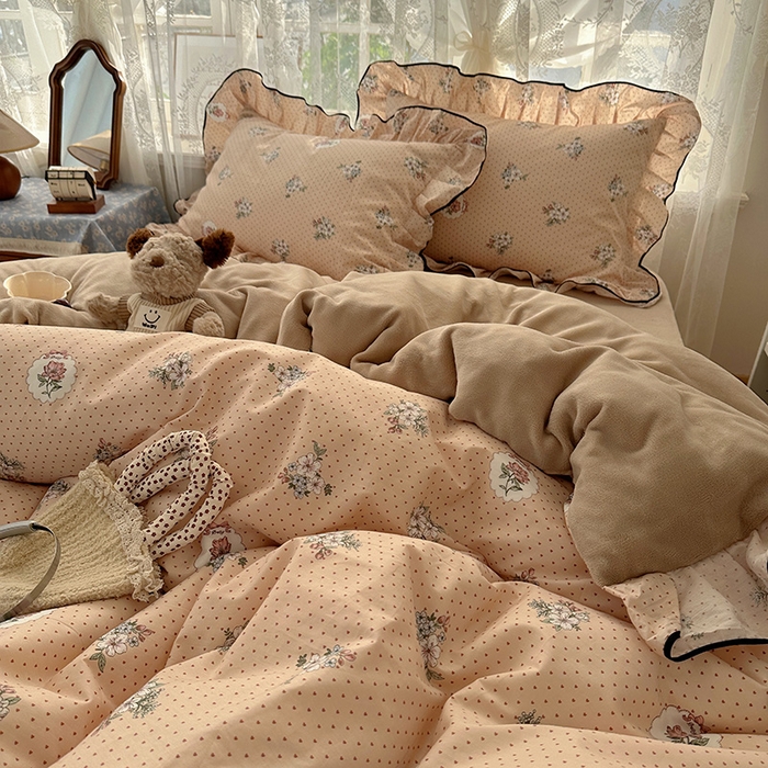 91家纺网 家纺一手货源 找家纺 桃子家居 2025新款A类纯棉数码印花法式碎花棉加绒韩版花边碎花加厚牛奶绒四件套 棉加绒-花边海德花园