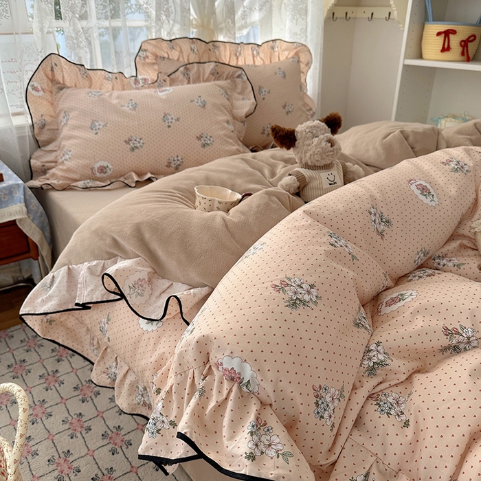 91家纺网 家纺一手货源 找家纺 桃子家居 2025新款A类纯棉数码印花法式碎花棉加绒韩版花边碎花加厚牛奶绒四件套 棉加绒-花边海德花园