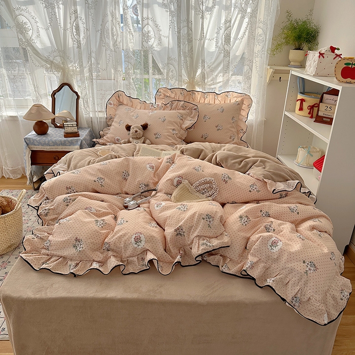 91家纺网 家纺一手货源 找家纺 桃子家居 2025新款A类纯棉数码印花法式碎花棉加绒韩版花边碎花加厚牛奶绒四件套 棉加绒-花边海德花园