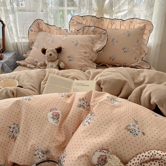 91家纺网 家纺一手货源 找家纺 桃子家居 2025新款A类纯棉数码印花法式碎花棉加绒韩版花边碎花加厚牛奶绒四件套 棉加绒-花边海德花园