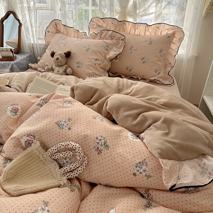 91家纺网 家纺一手货源 找家纺 桃子家居 2025新款A类纯棉数码印花法式碎花棉加绒韩版花边碎花加厚牛奶绒四件套 棉加绒-花边海德花园