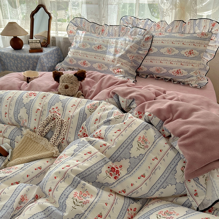 91家纺网 家纺一手货源 找家纺 桃子家居 2025新款A类纯棉数码印花法式碎花棉加绒韩版花边碎花加厚牛奶绒四件套 棉加绒-花边花城秘境