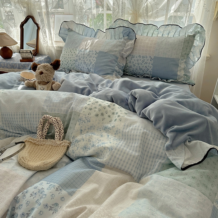 91家纺网 家纺一手货源 找家纺 桃子家居 2025新款A类纯棉数码印花法式碎花棉加绒韩版花边碎花加厚牛奶绒四件套 棉加绒-花边花栖礼蓝