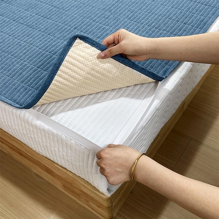 91家纺网 家纺一手货源 找家纺 拾小柒 2025新款全棉色织水洗棉防水隔尿床护垫床盖 牛仔蓝