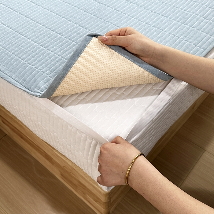 91家纺网 家纺一手货源 找家纺 拾小柒 2025新款全棉色织水洗棉防水隔尿床护垫床盖 浅蓝色