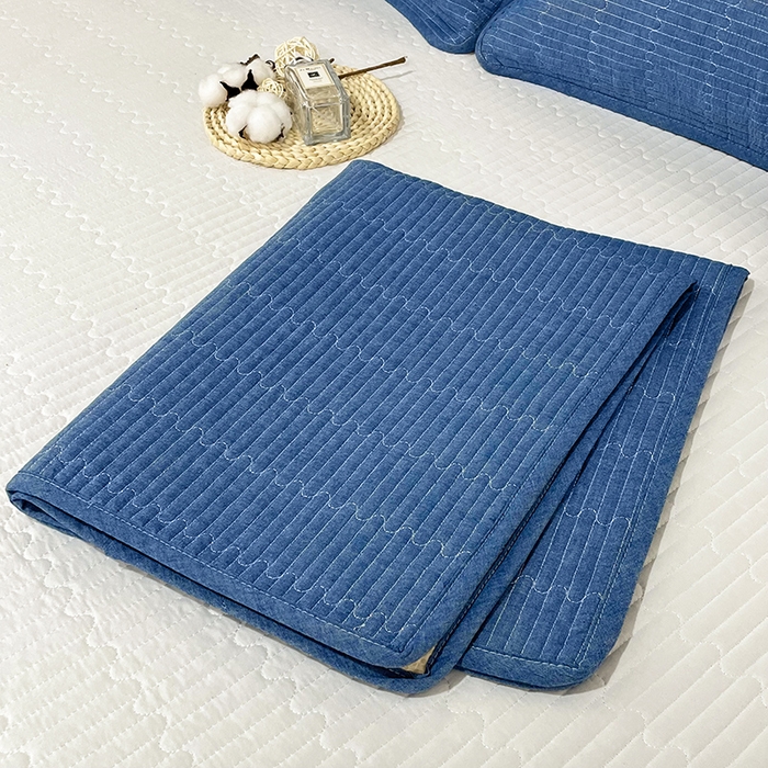 91家纺网 家纺一手货源 找家纺 拾小柒 2025年新款全棉色织水洗棉隔脏姨妈垫护理垫床盖 牛仔蓝 不防水款