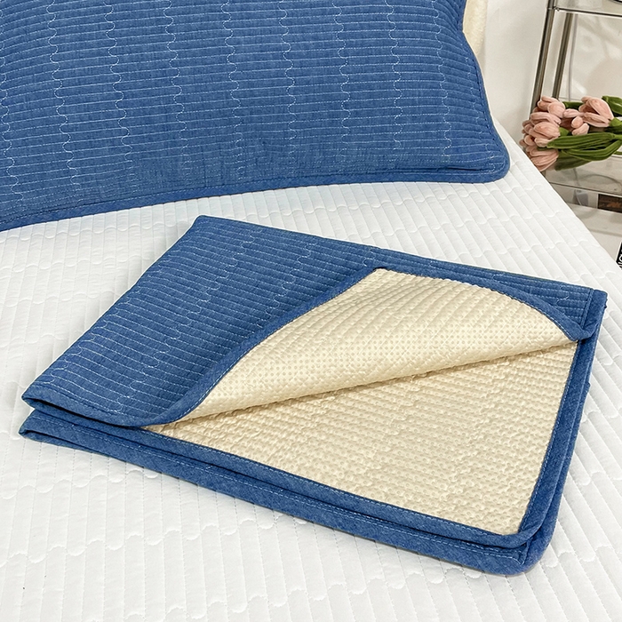 91家纺网 家纺一手货源 找家纺 拾小柒 2025年新款全棉色织水洗棉隔脏姨妈垫护理垫床盖 牛仔蓝 不防水款