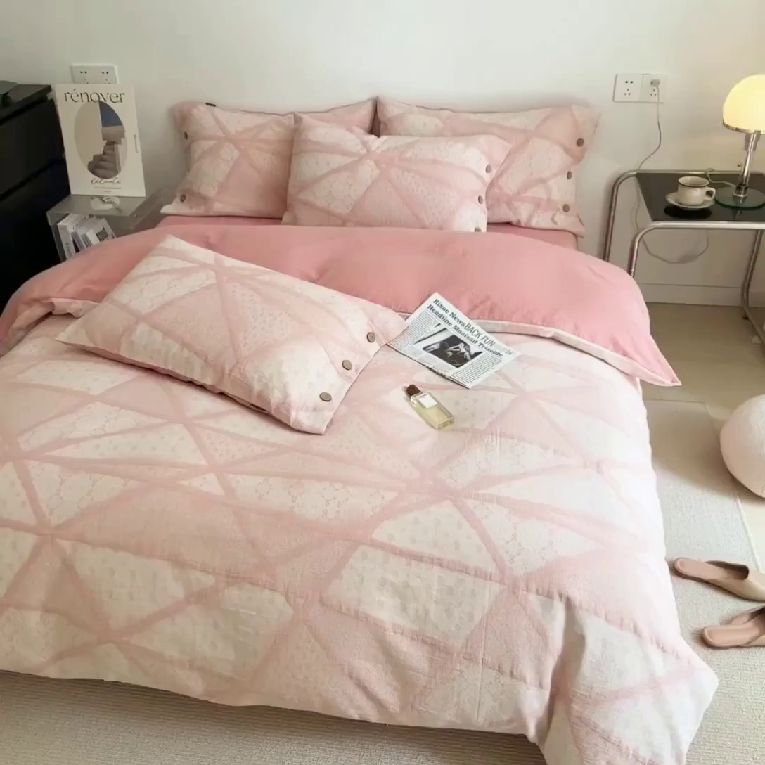 91家纺网 家纺一手货源 找家纺 贝尔 PELLHOME 全棉三层纱提花四件套-埃菲尔系列AB版均为全棉提花面料（可抖音代发） 埃菲尔-粉