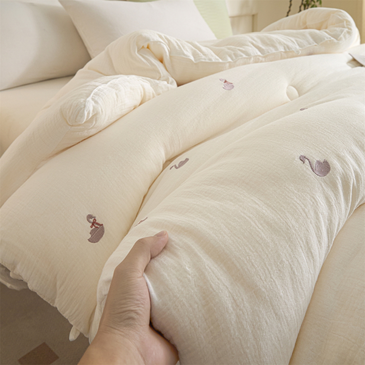 91家纺网 家纺一手货源 找家纺 创优家纺 2025新款专版绣花全棉满绣刺绣21%大豆被纯棉被芯被子春秋被加厚冬被夏被直播 领结天鹅