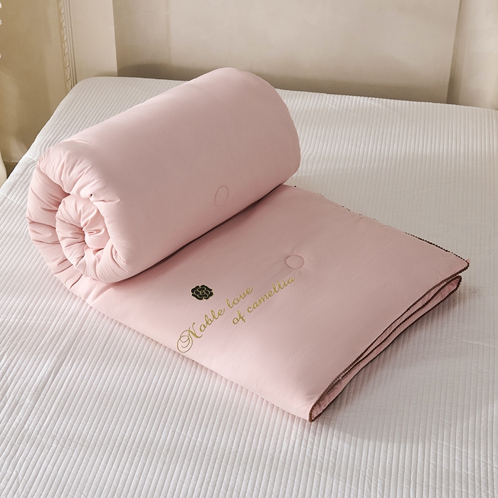 91家纺网 家纺一手货源 找家纺 爱诗诺家纺 2025年新款3D立体烫画亲肤保暖云纱棉大豆被被子被芯 云纱棉-粉（主图2）