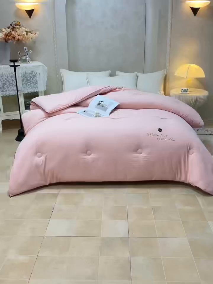 91家纺网 家纺一手货源 找家纺 爱诗诺家纺 2025年新款3D立体烫画亲肤保暖云纱棉大豆被被子被芯 云纱棉-粉（主图2）