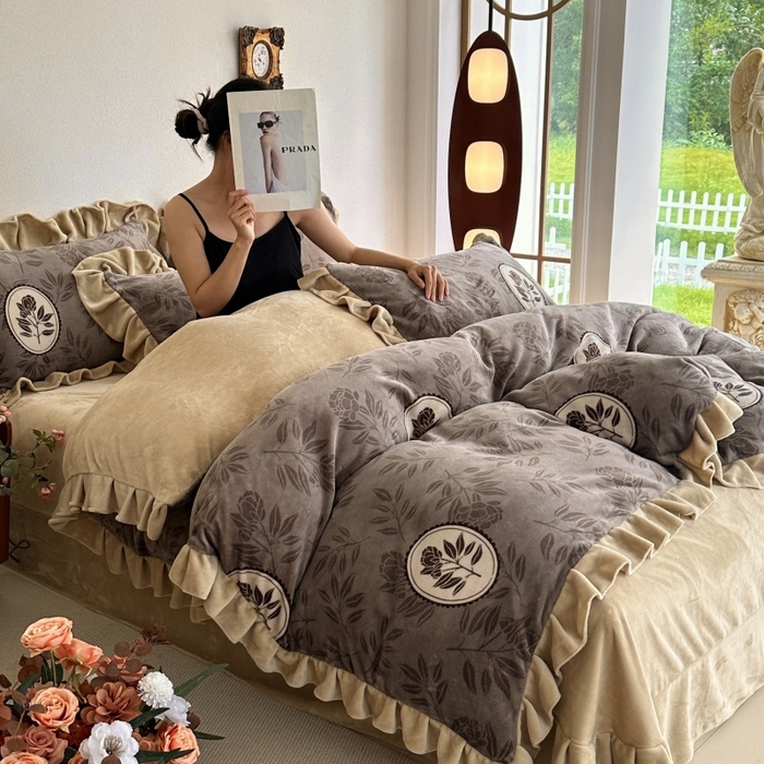 91家纺网 家纺一手货源 找家纺 亿品2025新款直播爆款韩版赫本风高克重牛奶绒四件套床裙款 8.5斤（有买家秀加v） 暗香疏影