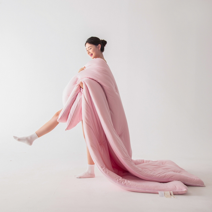 91家纺网 家纺一手货源 找家纺 栩裕纺织 2025新款纯色超柔云朵针织被被子被芯冬被 云朵被-落樱粉+云烟灰