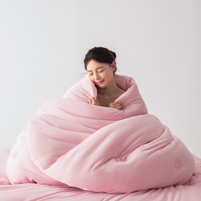 91家纺网 家纺一手货源 找家纺 栩裕纺织 2025新款纯色超柔云朵针织被被子被芯冬被 云朵被-落樱粉+云烟灰