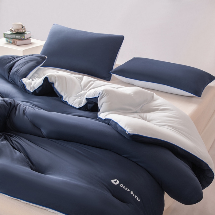 91家纺网 家纺一手货源 找家纺 栩裕纺织 2025新款纯色超柔云朵针织被被子被芯冬被 云朵被-米克诺斯蓝+云烟灰