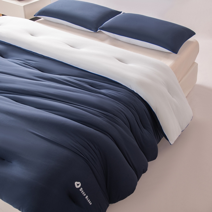 91家纺网 家纺一手货源 找家纺 栩裕纺织 2025新款纯色超柔云朵针织被被子被芯冬被 云朵被-米克诺斯蓝+云烟灰