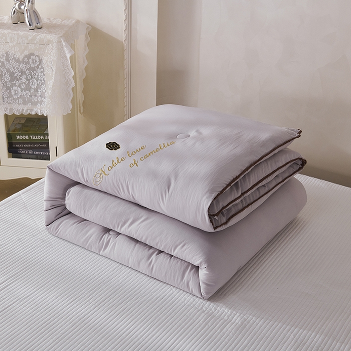 91家纺网 家纺一手货源 找家纺 爱诗诺家纺 2025年新款3D立体烫画亲肤保暖云纱棉大豆被被子被芯 云纱棉-灰（主图3）