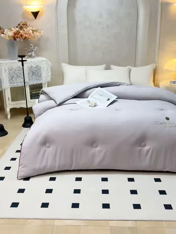 91家纺网 家纺一手货源 找家纺 爱诗诺家纺 2025年新款3D立体烫画亲肤保暖云纱棉大豆被被子被芯 云纱棉-灰（主图3）