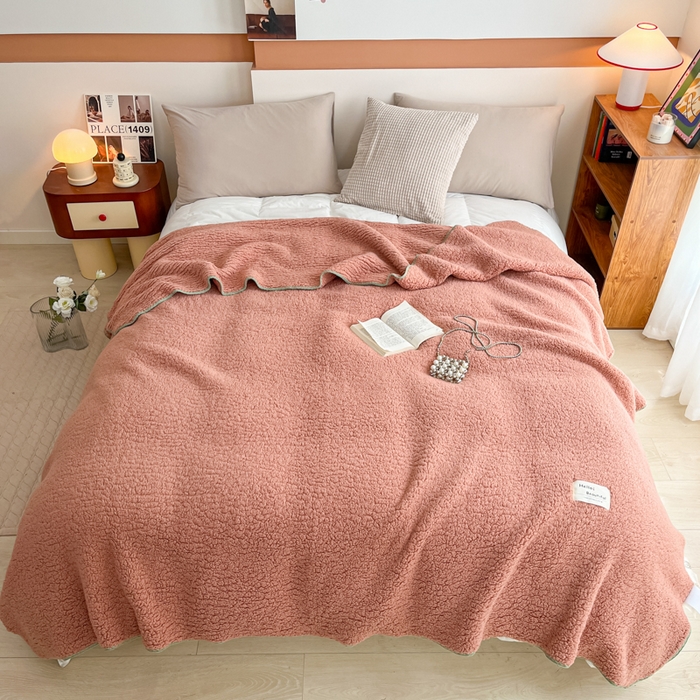 91家纺网 家纺一手货源 找家纺 羋多 2024新款跨境仿兔毛绒多功能毛毯高克重魔法绒4公分宽抽条毛毯 云母白