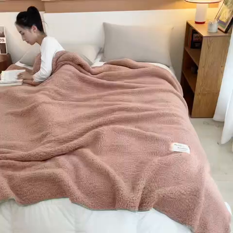 91家纺网 家纺一手货源 找家纺 （总）穆琪 2025年新款A类泡泡绒多功能毯 精致贝壳边盖毯