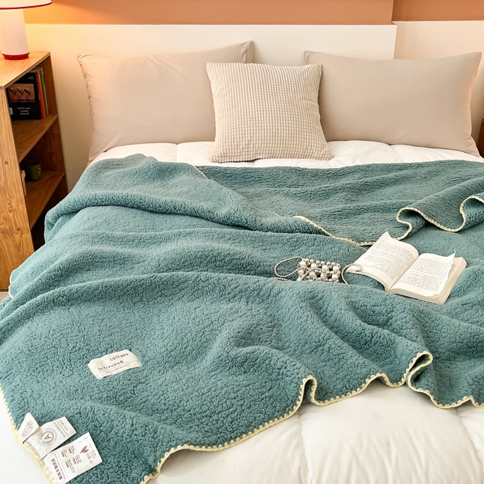 91家纺网 家纺一手货源 找家纺 穆琪 2025年新款A类泡泡绒多功能毯 精致贝壳边盖毯 水雾绿
