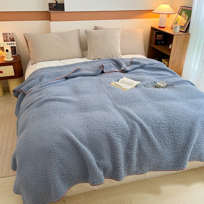 91家纺网 家纺一手货源 找家纺 穆琪 2025年新款A类泡泡绒多功能毯 精致贝壳边盖毯 月光蓝