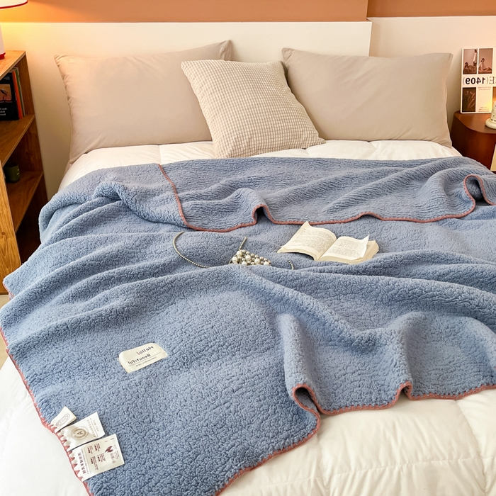91家纺网 家纺一手货源 找家纺 穆琪 2025年新款A类泡泡绒多功能毯 精致贝壳边盖毯 月光蓝
