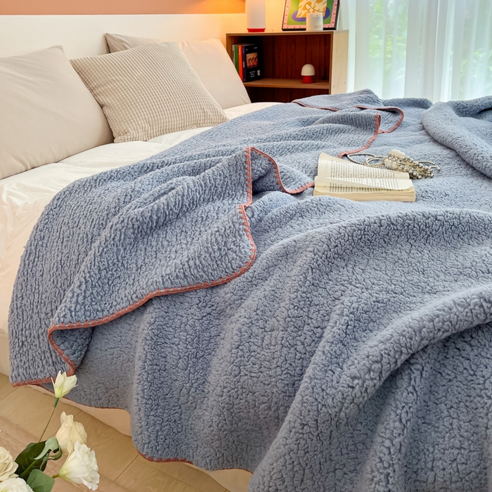 91家纺网 家纺一手货源 找家纺 穆琪 2025年新款A类泡泡绒多功能毯 精致贝壳边盖毯 月光蓝