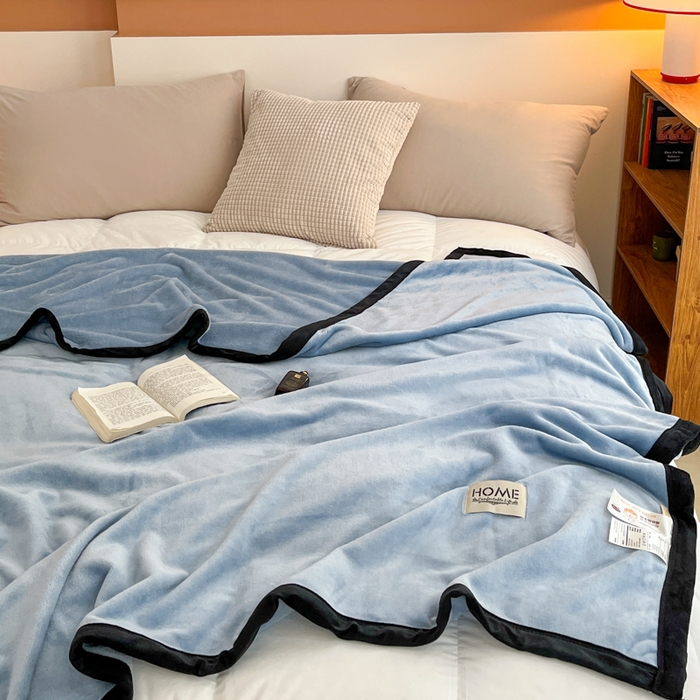 91家纺网 家纺一手货源 找家纺 穆琪 2025年新款牛奶绒盖毯 400克高克重云貂绒毛毯宽包边法莱绒毯子 冰雪蓝