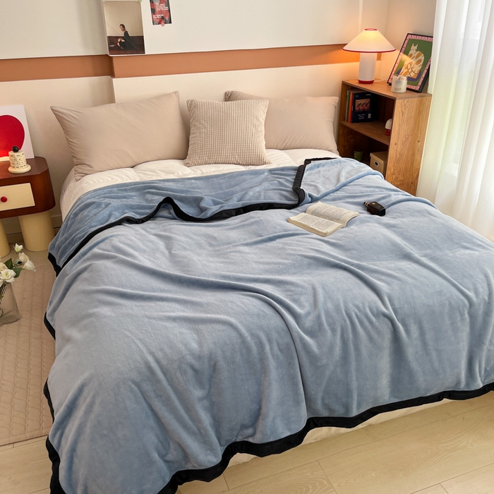 91家纺网 家纺一手货源 找家纺 穆琪 2025年新款牛奶绒盖毯 400克高克重云貂绒毛毯宽包边法莱绒毯子 冰雪蓝