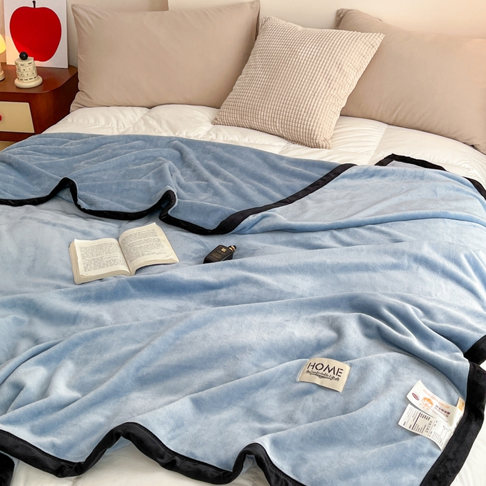 91家纺网 家纺一手货源 找家纺 穆琪 2025年新款牛奶绒盖毯 400克高克重云貂绒毛毯宽包边法莱绒毯子 冰雪蓝