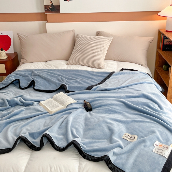 91家纺网 家纺一手货源 找家纺 穆琪 2025年新款牛奶绒盖毯 400克高克重云貂绒毛毯宽包边法莱绒毯子 冰雪蓝