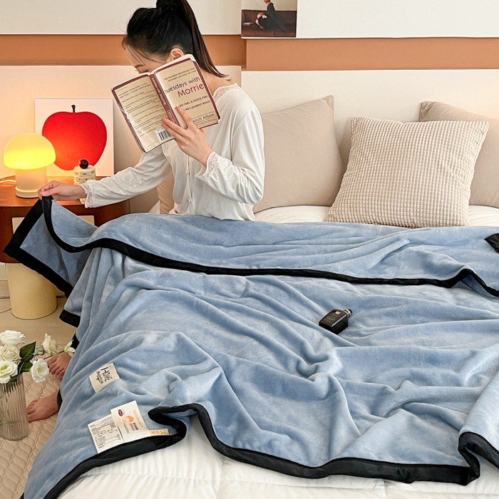 91家纺网 家纺一手货源 找家纺 穆琪 2025年新款牛奶绒盖毯 400克高克重云貂绒毛毯宽包边法莱绒毯子 冰雪蓝