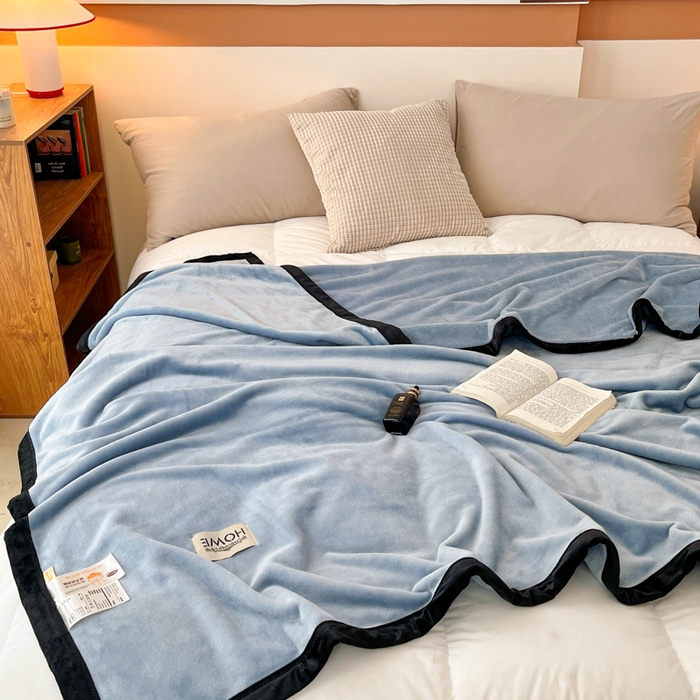 91家纺网 家纺一手货源 找家纺 穆琪 2025年新款牛奶绒盖毯 400克高克重云貂绒毛毯宽包边法莱绒毯子 冰雪蓝