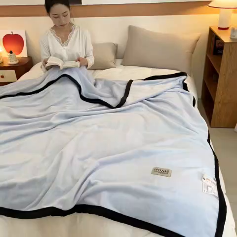 91家纺网 家纺一手货源 找家纺 穆琪 2025年新款牛奶绒盖毯 400克高克重云貂绒毛毯宽包边法莱绒毯子 冰雪蓝